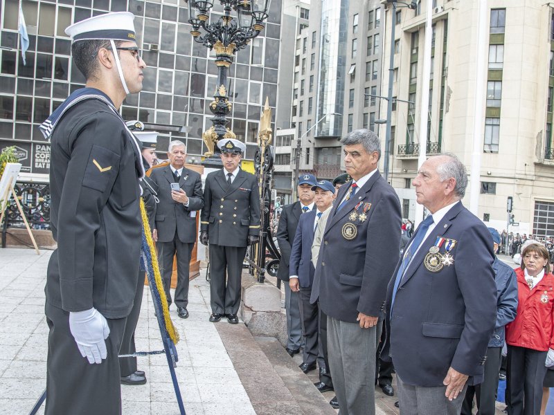 Liga Marítima rinde homenaje a las Glorias Navales con ofrenda en Monumento a Los Héroes de Iquique